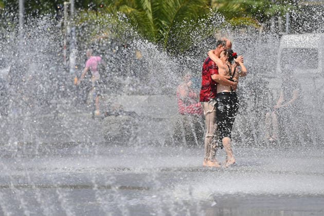 Wetterbild vom 28.06.2026. Ein Paar tanzt Tango im Stachusbrunnen am Karlsplatz in Muenchen angesichts der grossen Hitze. *** Weather photo from June 28, 2026: A couple dances the tango in the Stachus Fountain at Karlsplatz in Munich amid the sweltering heat