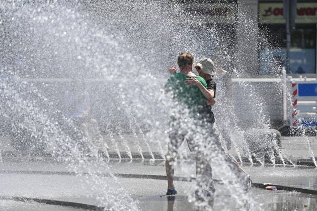 Wetterbild vom 28.06.2026. Ein Paar tanzt Tango im Stachusbrunnen am Karlsplatz in Muenchen angesichts der grossen Hitze. *** Weather photo from June 28, 2026: A couple dances the tango in the Stachus Fountain at Karlsplatz in Munich amid the sweltering heat