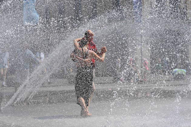 Wetterbild vom 28.06.2026. Ein Paar tanzt Tango im Stachusbrunnen am Karlsplatz in Muenchen angesichts der grossen Hitze. *** Weather photo from June 28, 2026: A couple dances the tango in the Stachus Fountain at Karlsplatz in Munich amid the sweltering heat