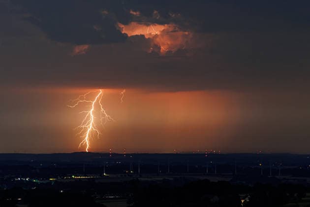Nächtliches Gewitter bei Herford am frühen Morgen des 28.06.2026 Nächtliche Aufnahme eines mehr als 80 Kilometer entfernten Gewitters. Die Erdblitze schlagen unterhalb der sehr hohen Wolkenbasis in die Erde ein. *** Nighttime thunderstorm near Herford in the early morning of June 28, 2026. Nighttime photograph of a thunderstorm more than 80 kilometers away. Ground flashes strike the ground below the very high cloud base. Copyright: xx xChantalxAndersx