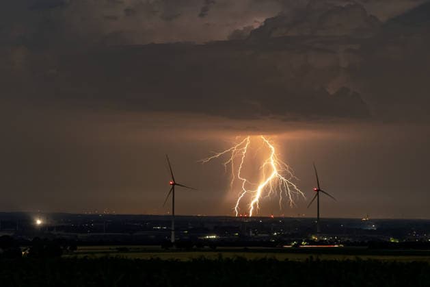 Nächtliches Gewitter bei Herford am frühen Morgen des 28.06.2026 Nächtliche Aufnahme eines mehr als 80 Kilometer entfernten Gewitters. Die Erdblitze schlagen unterhalb der sehr hohen Wolkenbasis in die Erde ein. *** Nighttime thunderstorm near Herford in the early morning of June 28, 2026. Nighttime photograph of a thunderstorm more than 80 kilometers away. Ground flashes strike the ground below the very high cloud base. Copyright: xx xChantalxAndersx