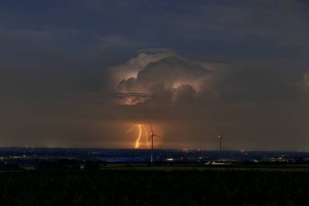 Nächtliches Gewitter bei Herford am frühen Morgen des 28.06.2026 Ein über 80 Kilometer entferntes Gewitter in der Nacht. Erdblitze erhellen den Horizont und beleuchten gleichzeitig die darüber aufragenden Quellwolken der Gewitterzelle. *** A nighttime thunderstorm near Herford in the early morning of June 28, 2026. A thunderstorm more than 80 kilometers away during the night; ground flashes illuminate the horizon and, at the same time, light up the towering cumulonimbus clouds of the thunderstorm cell above. Copyright: xx xChantalxAndersx