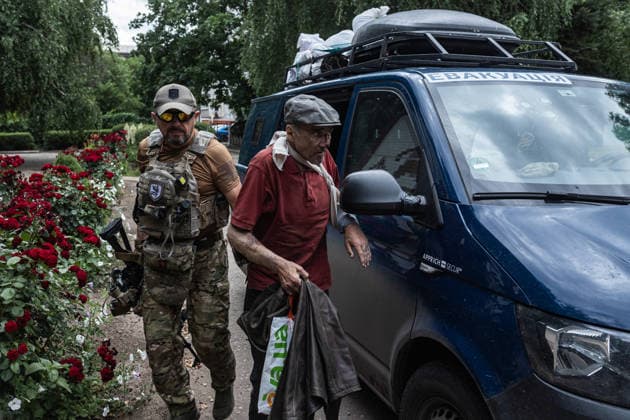 White Angels police unit evacuates civilians in Druzhkivka DRUZHKIVKA, UKRAINE - JUNE 28: A man injured following a Russian attack on his home is evacuated by the ‘White Angels’ police unit as bombing intensifies in the city of Druzhkivka, Ukraine, 28 June 2026 Diego Herrera Carcedo Anadolu Druzhkivka Ukraine. Editorial use only. Please get in touch for any other usage.  Copyright: x2026xAnadoluxDiegoxHerreraxCarcedox