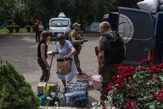 White Angels police unit evacuates civilians in Druzhkivka DRUZHKIVKA, UKRAINE - JUNE 28: ‘White Angels’ police unit helps people evacuating as shelling intensifies in the city of Druzhkivka, Ukraine, 28 June 2026. Diego Herrera Carcedo Anadolu Druzhkivka Ukraine. Editorial use only. Please get in touch for any other usage.  Copyright: x2026xAnadoluxDiegoxHerreraxCarcedox