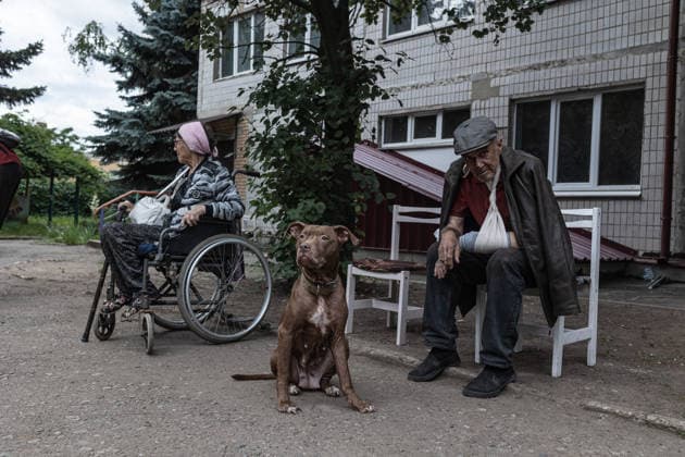 White Angels police unit evacuates civilians in Druzhkivka DRUZHKIVKA, UKRAINE - JUNE 28: A man injured following a Russian attack on his home is evacuated by the ‘White Angels’ police unit as bombing intensifies in the city of Druzhkivka, Ukraine, 28 June 2026 Diego Herrera Carcedo Anadolu Druzhkivka Ukraine. Editorial use only. Please get in touch for any other usage.  Copyright: x2026xAnadoluxDiegoxHerreraxCarcedox