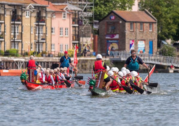 News Bilder des Tages June 28, 2026, Bristol, Bristol, UK: Bristol, UK. Competing teams race in the Dragon Boat Festival taking place in Bristol Docks, organised by Bristol Breakfast Rotary Club. The annual event raises tens of thousands of pounds for for local and other Rotary Charities. The event takes place in cooler weather than the red alert heatwave of last week. Bristol UK  - ZUMAl94_ 20260628_zaf_l94_008 Copyright: xSimonxChapmanx