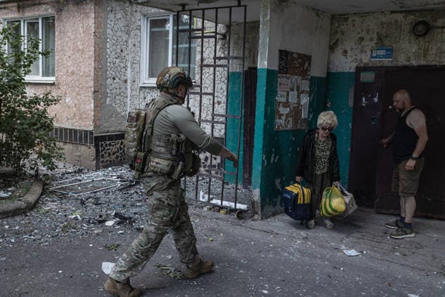 White Angels police unit evacuates civilians in Druzhkivka DRUZHKIVKA, UKRAINE - JUNE 28: The ‘White Angels’ police unit evacuates civilians following an intensification of shelling in the city of Druzhkivka, Ukraine, 28 June 2026 Diego Herrera Carcedo Anadolu Druzhkivka Ukraine. Editorial use only. Please get in touch for any other usage.  Copyright: x2026xAnadoluxDiegoxHerreraxCarcedox