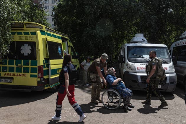 White Angels police unit evacuates civilians in Druzhkivka DRUZHKIVKA, UKRAINE - JUNE 28: The White Angels police unit and volunteers evacuate an elderly woman with reduced mobility as shelling intensifies in the city of Druzhkivka, Ukraine, 28 June 2026 Diego Herrera Carcedo Anadolu Druzhkivka Ukraine. Editorial use only. Please get in touch for any other usage.  Copyright: x2026xAnadoluxDiegoxHerreraxCarcedox
