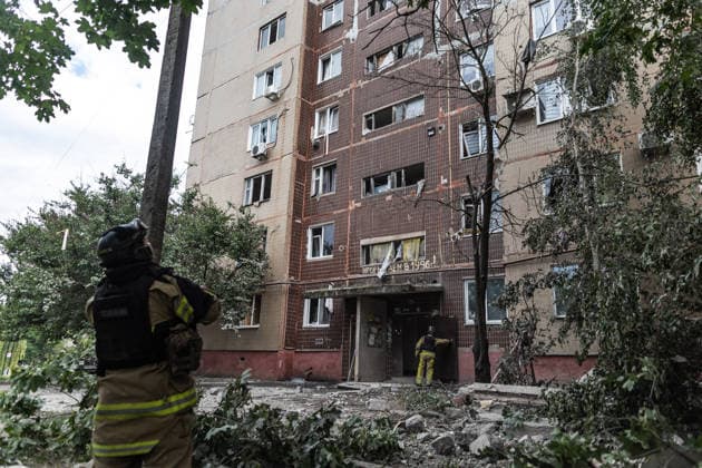 White Angels police unit evacuates civilians in Druzhkivka DRUZHKIVKA, UKRAINE - JUNE 28: Police units on the scene of a building damaged after Russian attack as shelling intensifies in the city of Druzhkivka, Ukraine, 28 June 2026 Diego Herrera Carcedo Anadolu Druzhkivka Ukraine. Editorial use only. Please get in touch for any other usage.  Copyright: x2026xAnadoluxDiegoxHerreraxCarcedox