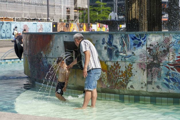 People seek relief as heatwave grips Berlin BERLIN, GERMANY - JUNE 28: People spend time in ponds and sprinklers to cool off as the Europe s deadly heatwave continues to affect Berlin, Germany on June 28, 2026. Ilkin Eskipehlivan Anadolu Berlin Germany. Editorial use only. Please get in touch for any other usage.  Copyright: x2026xAnadoluxIlkinxEskipehlivanx