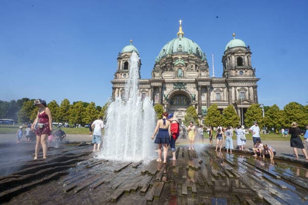 People seek relief as heatwave grips Berlin BERLIN, GERMANY - JUNE 28: People spend time in ponds and sprinklers to cool off as the Europe s deadly heatwave continues to affect Berlin, Germany on June 28, 2026. Ilkin Eskipehlivan Anadolu Berlin Germany. Editorial use only. Please get in touch for any other usage.  Copyright: x2026xAnadoluxIlkinxEskipehlivanx