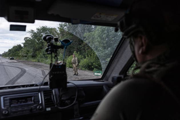 White Angels police unit evacuates civilians in Druzhkivka DRUZHKIVKA, UKRAINE - JUNE 28: Ukrainian soldiers keep watch for Russian drones on a road leading towards Druzhkivka, during the evacuation of civilians from the town of Druzhkivka, Ukraine, 28 June 2026 Diego Herrera Carcedo Anadolu Druzhkivka Ukraine. Editorial use only. Please get in touch for any other usage.  Copyright: x2026xAnadoluxDiegoxHerreraxCarcedox