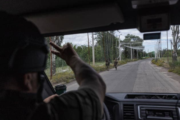 News Bilder des Tages White Angels police unit evacuates civilians in Druzhkivka DRUZHKIVKA, UKRAINE - JUNE 28: A driver waves to Ukrainian soldiers during the evacuation of civilians in the town of Druzhkivka, Ukraine, 28 June 2026 Diego Herrera Carcedo Anadolu Druzhkivka Ukraine. Editorial use only. Please get in touch for any other usage.  Copyright: x2026xAnadoluxDiegoxHerreraxCarcedox