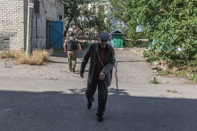 White Angels police unit evacuates civilians in Druzhkivka DRUZHKIVKA, UKRAINE - JUNE 28: A man injured following a Russian attack on his home is evacuated by the ‘White Angels’ police unit as bombing intensifies in the city of Druzhkivka, Ukraine, 28 June 2026 Diego Herrera Carcedo Anadolu Druzhkivka Ukraine. Editorial use only. Please get in touch for any other usage.  Copyright: x2026xAnadoluxDiegoxHerreraxCarcedox