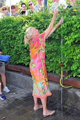 ZDF - Fernsehgarten. Fernsehmoderatorin Andrea Kiwi Kiewel kühlt sich unter der Dusche ab, während der ZDF - Unterhaltungsshow Fernsehgarten am 28.06.2026 in Mainz. 20260628MWI130695 *** ZDF Fernsehgarten TV host Andrea Kiwi Kiewel cools off in the shower during the ZDF entertainment show Fernsehgarten on June 28, 2026, in Mainz 20260628MWI130695