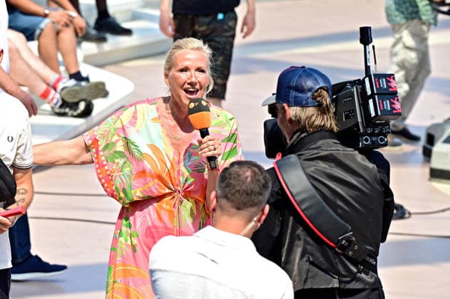 ZDF - Fernsehgarten. Fernsehmoderatorin Andrea Kiwi Kiewel während der ZDF - Unterhaltungsshow Fernsehgarten am 28.06.2026 in Mainz. 20260628MWI130897 *** ZDF Fernsehgarten : TV host Andrea Kiwi Kiewel during the ZDF entertainment show Fernsehgarten on June 28, 2026, in Mainz 20260628MWI130897