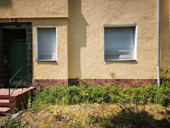 Berlin, 28.06.2026,bei hochsommerlichen Temperaturen am Sontag,Jalousien sind geschlossen *** Berlin, June 28, 2026; on Sunday, with midsummer temperatures, the blinds are closed