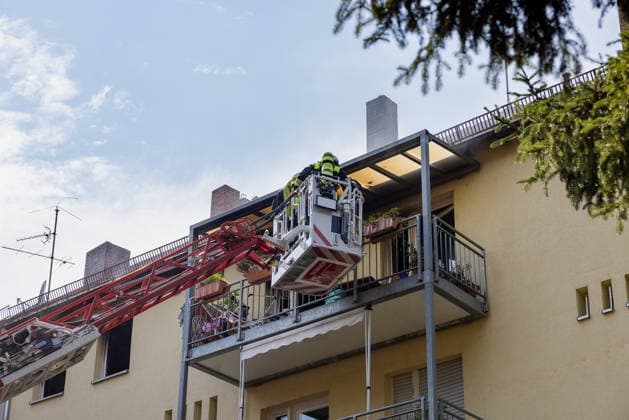 Wohnungsbrand in Mehrfamilienhaus in der Sebalder Altstadt - Spitzberg, Nürnberg, 28.06.2026 Feuerwehrleute in Schutzausrüstung arbeiten von einer Drehleiter aus an einem Balkon eines Mehrfamilienhauses. Der Einsatz findet bei extremer Sommerhitze von rund 36Â°C statt. *** Apartment Fire in an Apartment Building in the Old Town of Sebald, Spitzberg, Nuremberg, June 28, 2026 Firefighters in protective gear are working from a turntable ladder on a balcony of an apartment building. The operation is taking place amid extreme summer heat of around 36°C. 20260628-286A0508-M4000
