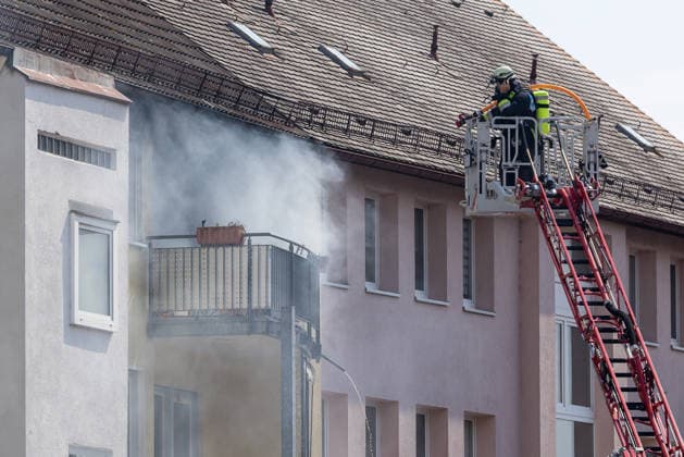 News Bilder des Tages Wohnungsbrand in Mehrfamilienhaus in der Sebalder Altstadt - Spitzberg, Nürnberg, 28.06.2026 Ein Feuerwehrmann bekämpft von der Drehleiter aus einen Brand in einem Mehrfamilienhaus. Dichter Rauch dringt aus dem Bereich eines Balkons im Obergeschoss. Der Einsatz findet bei extremer Sommerhitze von rund 36Â°C statt. *** Apartment Fire in an Apartment Building in the Old Town of Sebald, Spitzberg, Nuremberg, June 28, 2026 A firefighter battles a fire in an apartment building from the turntable ladder. Thick smoke is billowing from the area of a balcony on the upper floor. The operation is taking place amid extreme summer heat of around 36°C. 20260628-1V9A4613-M4000