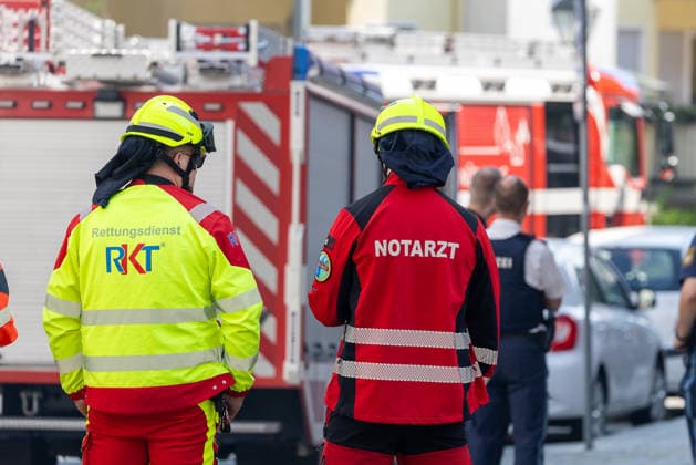 Wohnungsbrand in Mehrfamilienhaus in der Sebalder Altstadt - Spitzberg, Nürnberg, 28.06.2026 Ein Rettungsdienstmitarbeiter (RKT) und ein Notarzt stehen vor einem Feuerwehrfahrzeug im Einsatz. Bei sommerlicher Hitze von rund 36Â°C bekämpfen Einsatzkräfte einen Brand in einem Mehrfamilienhaus in den engen Gassen der Sebalder Altstadt am Spitzenberg. *** Apartment Fire in an Apartment Building in the Old Town of Sebald, Spitzberg, Nuremberg, June 28, 2026 An RKT emergency medical technician and an emergency physician stand in front of a fire truck on the scene. Amid summer heat of around 36°C, emergency responders are battling a fire in an apartment building in the narrow alleys of Sebald’s Old Town on the Spitzenberg 20260628-1V9A4617-M4000