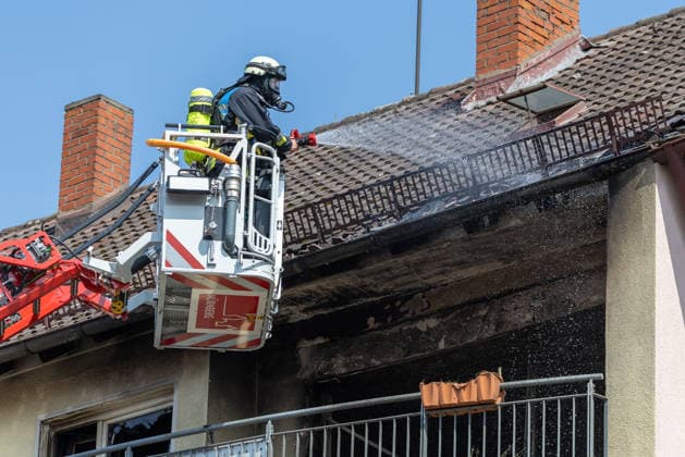 Wohnungsbrand in Mehrfamilienhaus in der Sebalder Altstadt - Spitzberg, Nürnberg, 28.06.2026 Zwei Feuerwehrleute in Schutzausrüstung löschen von einer Drehleiter aus einen Brand an einem Mehrfamilienhaus. Das Dach und der Traufbereich sind stark verrußt und beschädigt. Der Einsatz findet bei extremer Sommerhitze statt. *** Apartment Fire in an Apartment Building in the Sebald Old Town of Spitzberg, Nuremberg, June 28, 2026 Two firefighters in protective gear are extinguishing a fire at an apartment building from a turntable ladder. The roof and eaves are heavily soot-stained and damaged. The operation is taking place amid extreme summer heat. 20260628-1V9A4644-M4000
