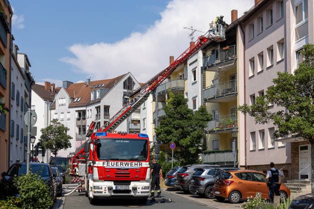 Wohnungsbrand in Mehrfamilienhaus in der Sebalder Altstadt - Spitzberg, Nürnberg, 28.06.2026 Ein Feuerwehr-Hubrettungsfahrzeug (HLF 20) ist in einer engen Altstadtstraße im Einsatz. Die Drehleiter ist auf das Dach eines Mehrfamilienhauses ausgefahren, Einsatzkräfte bekämpfen den Brand bei Sommerhitze von rund 36 Â°C. *** Apartment Fire in an Apartment Building in the Old Town of Sebald, Spitzberg, Nuremberg, June 28, 2026 A fire department aerial rescue vehicle (HLF 20) is on the scene in a narrow Old Town street. The turntable ladder is extended to the roof of an apartment building, and firefighters are battling the blaze amid summer heat of around 36 °C. 20260628-286A0523-M4000