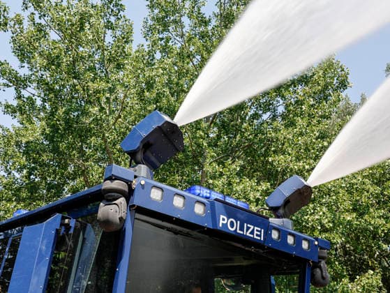 Wasser Marsch Berlin leidet unter der Hitze. Um den Menschen eine kleine Abkühlung zu verschaffen, rückt die Berliner Polizei mit Wasserwerfern an. Im Park am Gleisdreieck genießen Parkbesucher den feinen Sprühnebel, eine kurze Abkühlung bei der Hitzewelle, Berlin, 28.06.2026 Berlin Berlin Deutschland *** Water, Water! Berlin Suffers from the Heat To help people cool off a bit, the Berlin police are deploying water cannons. In Gleisdreieck Park, visitors are enjoying the fine mist—a brief respite from the heat wave— Berlin, June 28, 2026 Berlin, Berlin, Germany