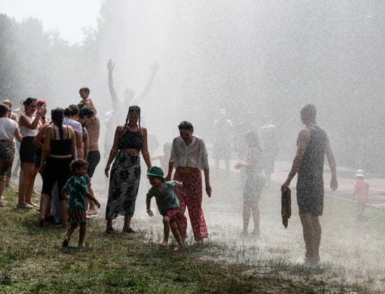 Wasser Marsch Berlin leidet unter der Hitze. Um den Menschen eine kleine Abkühlung zu verschaffen, rückt die Berliner Polizei mit Wasserwerfern an. Im Park am Gleisdreieck genießen Parkbesucher den feinen Sprühnebel, eine kurze Abkühlung bei der Hitzewelle, Berlin, 28.06.2026 Berlin Berlin Deutschland *** Water, Water! Berlin Suffers from the Heat To help people cool off a bit, the Berlin police are deploying water cannons. In Gleisdreieck Park, visitors are enjoying the fine mist—a brief respite from the heat wave— Berlin, June 28, 2026 Berlin, Berlin, Germany