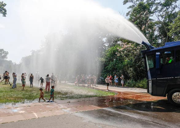 Wasser Marsch Berlin leidet unter der Hitze. Um den Menschen eine kleine Abkühlung zu verschaffen, rückt die Berliner Polizei mit Wasserwerfern an. Im Park am Gleisdreieck genießen Parkbesucher den feinen Sprühnebel, eine kurze Abkühlung bei der Hitzewelle, Berlin, 28.06.2026 Berlin Berlin Deutschland *** Water, Water! Berlin Suffers from the Heat To help people cool off a bit, the Berlin police are deploying water cannons. In Gleisdreieck Park, visitors are enjoying the fine mist—a brief respite from the heat wave— Berlin, June 28, 2026 Berlin, Berlin, Germany