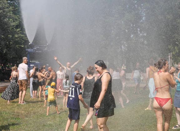 Wasser Marsch Berlin leidet unter der Hitze. Um den Menschen eine kleine Abkühlung zu verschaffen, rückt die Berliner Polizei mit Wasserwerfern an. Im Park am Gleisdreieck genießen Parkbesucher den feinen Sprühnebel, eine kurze Abkühlung bei der Hitzewelle, Berlin, 28.06.2026 Berlin Berlin Deutschland *** Water, Water! Berlin Suffers from the Heat To help people cool off a bit, the Berlin police are deploying water cannons. In Gleisdreieck Park, visitors are enjoying the fine mist—a brief respite from the heat wave— Berlin, June 28, 2026 Berlin, Berlin, Germany