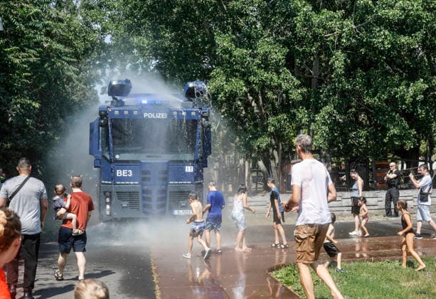 Wasser Marsch Berlin leidet unter der Hitze. Um den Menschen eine kleine Abkühlung zu verschaffen, rückt die Berliner Polizei mit Wasserwerfern an. Im Park am Gleisdreieck genießen Parkbesucher den feinen Sprühnebel, eine kurze Abkühlung bei der Hitzewelle, Berlin, 28.06.2026 Berlin Berlin Deutschland *** Water, Water! Berlin Suffers from the Heat To help people cool off a bit, the Berlin police are deploying water cannons. In Gleisdreieck Park, visitors are enjoying the fine mist—a brief respite from the heat wave— Berlin, June 28, 2026 Berlin, Berlin, Germany
