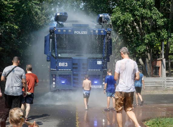 Wasser Marsch Berlin leidet unter der Hitze. Um den Menschen eine kleine Abkühlung zu verschaffen, rückt die Berliner Polizei mit Wasserwerfern an. Im Park am Gleisdreieck genießen Parkbesucher den feinen Sprühnebel, eine kurze Abkühlung bei der Hitzewelle, Berlin, 28.06.2026 Berlin Berlin Deutschland *** Water, Water! Berlin Suffers from the Heat To help people cool off a bit, the Berlin police are deploying water cannons. In Gleisdreieck Park, visitors are enjoying the fine mist—a brief respite from the heat wave— Berlin, June 28, 2026 Berlin, Berlin, Germany