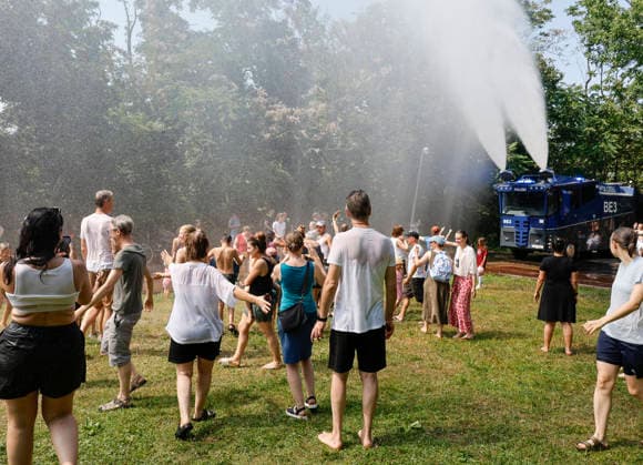 Wasser Marsch Berlin leidet unter der Hitze. Um den Menschen eine kleine Abkühlung zu verschaffen, rückt die Berliner Polizei mit Wasserwerfern an. Im Park am Gleisdreieck genießen Parkbesucher den feinen Sprühnebel, eine kurze Abkühlung bei der Hitzewelle, Berlin, 28.06.2026 Berlin Berlin Deutschland *** Water, Water! Berlin Suffers from the Heat To help people cool off a bit, the Berlin police are deploying water cannons. In Gleisdreieck Park, visitors are enjoying the fine mist—a brief respite from the heat wave— Berlin, June 28, 2026 Berlin, Berlin, Germany