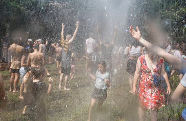 Wasser Marsch Berlin leidet unter der Hitze. Um den Menschen eine kleine Abkühlung zu verschaffen, rückt die Berliner Polizei mit Wasserwerfern an. Im Park am Gleisdreieck genießen Parkbesucher den feinen Sprühnebel, eine kurze Abkühlung bei der Hitzewelle, Berlin, 28.06.2026 Berlin Berlin Deutschland *** Water, Water! Berlin Suffers from the Heat To help people cool off a bit, the Berlin police are deploying water cannons. In Gleisdreieck Park, visitors are enjoying the fine mist—a brief respite from the heat wave— Berlin, June 28, 2026 Berlin, Berlin, Germany