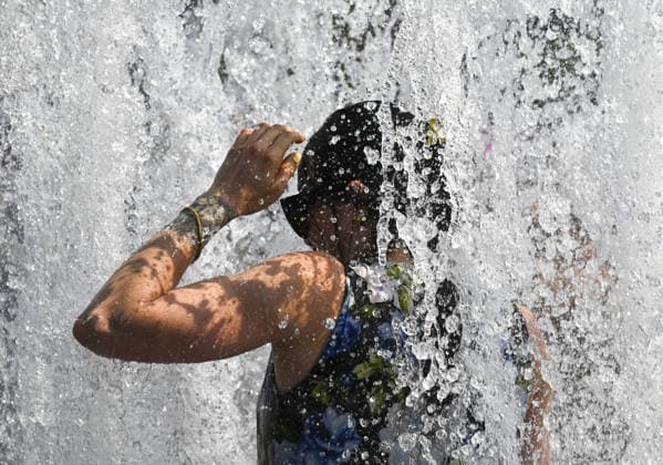 People seek relief as heatwave grips Berlin BERLIN, GERMANY - JUNE 28: People spend time in ponds and sprinklers to cool off as the Europe s deadly heatwave continues to affect Berlin, Germany on June 28, 2026. Halil Sagirkaya Anadolu Berlin Germany. Editorial use only. Please get in touch for any other usage.  Copyright: x2026xAnadoluxHalilxSagirkayax