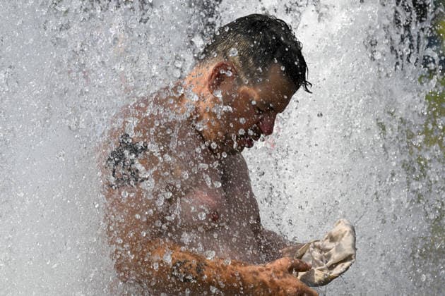 People seek relief as heatwave grips Berlin BERLIN, GERMANY - JUNE 28: People spend time in ponds and sprinklers to cool off as the Europe s deadly heatwave continues to affect Berlin, Germany on June 28, 2026. Halil Sagirkaya Anadolu Berlin Germany. Editorial use only. Please get in touch for any other usage.  Copyright: x2026xAnadoluxHalilxSagirkayax