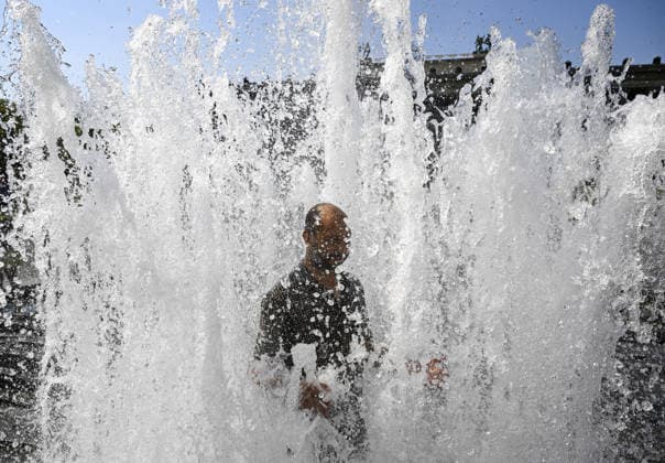 People seek relief as heatwave grips Berlin BERLIN, GERMANY - JUNE 28: People spend time in ponds and sprinklers to cool off as the Europe s deadly heatwave continues to affect Berlin, Germany on June 28, 2026. Halil Sagirkaya Anadolu Berlin Germany. Editorial use only. Please get in touch for any other usage.  Copyright: x2026xAnadoluxHalilxSagirkayax