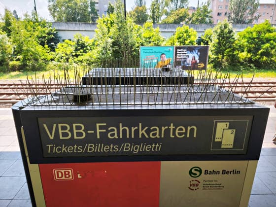Berlin, 28.06.2026,bei hochsommerlichen Temperaturen am Sontag,VBB Fahrkartenautomat am S-Bahnhof Hohenzollerndamm.Schutz gegen Tauben ist zu sehen