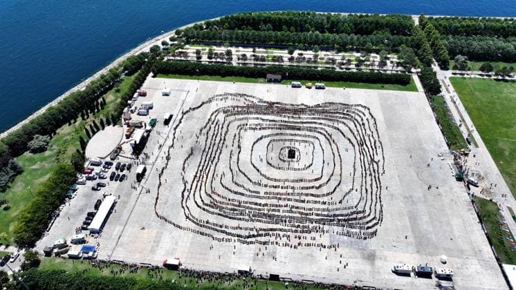 News Bilder des Tages Istanbul hosts historic Guinness record breaking folk dance performance ISTANBUL, TURKIYE - JUNE 28: An aerial view of 5,000 costumed folklore dancers performing horon , a traditional Turkish folk dance, simultaneously to enter the Guinness World Records during an event organized under the leadership of the Turkiye Folk Dance Federation at Maltepe Event Area in Istanbul, Turkiye on June 28, 2026. Ali Ebubekir Tokcan Anadolu Istanbul Turkey. Editorial use only. Please get in touch for any other usage.  Copyright: x2026xAnadoluxAlixEbubekirxTokcanx