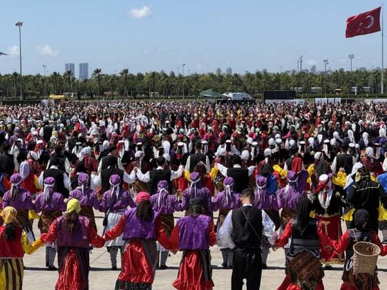 Istanbul hosts historic Guinness record breaking folk dance performance ISTANBUL, TURKIYE - JUNE 28: A view of 5,000 costumed folklore dancers performing horon , a traditional Turkish folk dance, simultaneously to enter the Guinness World Records during an event organized under the leadership of the Turkiye Folk Dance Federation at Maltepe Event Area in Istanbul, Turkiye on June 28, 2026. Ali Ebubekir Tokcan Anadolu Istanbul Turkey. Editorial use only. Please get in touch for any other usage.  Copyright: x2026xAnadoluxAlixEbubekirxTokcanx