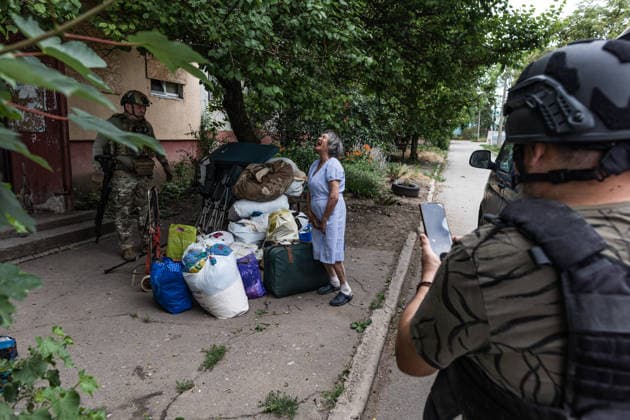 White Angels police unit evacuates civilians in Druzhkivka DRUZHKIVKA, UKRAINE - JUNE 28: Members of the special White Angels police unit evacuate local civilians following an intensification of heavy shelling in the frontline city of Druzhkivka in the Donetsk region, Ukraine on June 28, 2026. Diego Herrera Carcedo Anadolu Druzhkivka Ukraine. Editorial use only. Please get in touch for any other usage.  Copyright: x2026xAnadoluxDiegoxHerreraxCarcedox