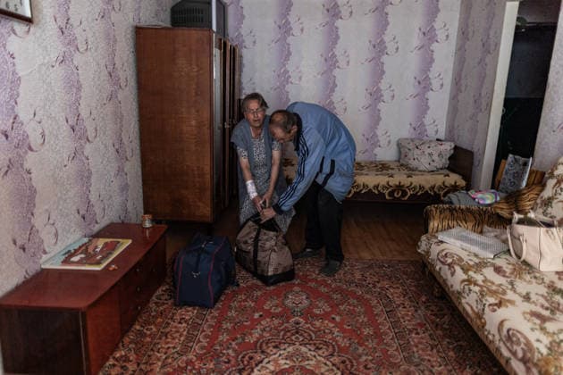 White Angels police unit evacuates civilians in Druzhkivka DRUZHKIVKA, UKRAINE - JUNE 28: A neighbor helps an elderly woman carry her personal belongings during an evacuation operation organized by the White Angels police unit in Druzhkivka, Ukraine on June 28, 2026. Diego Herrera Carcedo Anadolu Druzhkivka Ukraine. Editorial use only. Please get in touch for any other usage.  Copyright: x2026xAnadoluxDiegoxHerreraxCarcedox