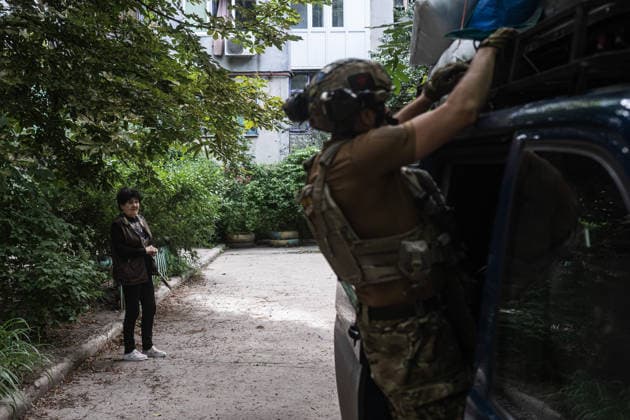 White Angels police unit evacuates civilians in Druzhkivka DRUZHKIVKA, UKRAINE - JUNE 28: Members of the special White Angels police unit evacuate local civilians following an intensification of heavy shelling in the frontline city of Druzhkivka in the Donetsk region, Ukraine on June 28, 2026. Diego Herrera Carcedo Anadolu Druzhkivka Ukraine. Editorial use only. Please get in touch for any other usage.  Copyright: x2026xAnadoluxDiegoxHerreraxCarcedox