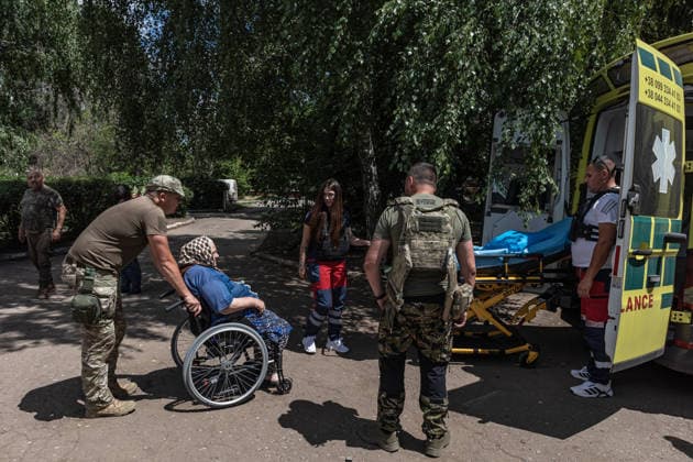 White Angels police unit evacuates civilians in Druzhkivka DRUZHKIVKA, UKRAINE - JUNE 28: Police officers from the White Angels unit evacuate an elderly woman during an emergency civilian evacuation operation in Druzhkivka, Ukraine on June 28, 2026. Diego Herrera Carcedo Anadolu Druzhkivka Ukraine. Editorial use only. Please get in touch for any other usage.  Copyright: x2026xAnadoluxDiegoxHerreraxCarcedox