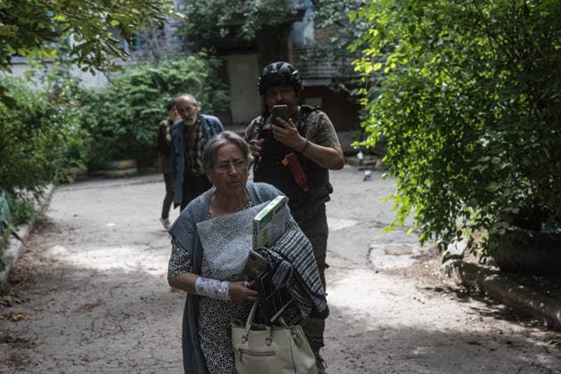 White Angels police unit evacuates civilians in Druzhkivka DRUZHKIVKA, UKRAINE - JUNE 28: Members of the special White Angels police unit evacuate local civilians following an intensification of heavy shelling in the frontline city of Druzhkivka in the Donetsk region, Ukraine on June 28, 2026. Diego Herrera Carcedo Anadolu Druzhkivka Ukraine. Editorial use only. Please get in touch for any other usage.  Copyright: x2026xAnadoluxDiegoxHerreraxCarcedox
