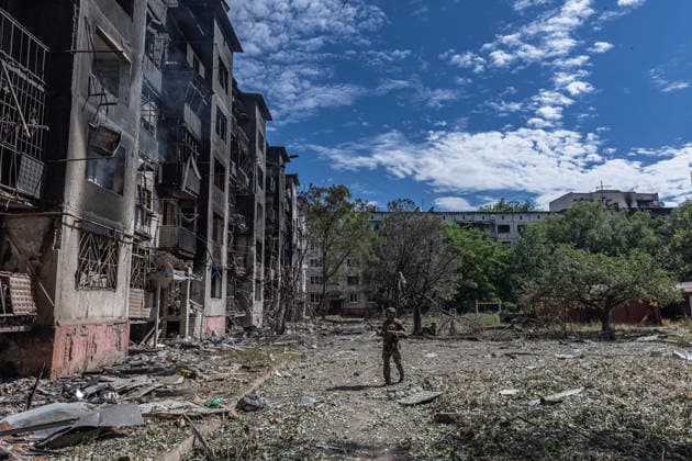 White Angels police unit evacuates civilians in Druzhkivka DRUZHKIVKA, UKRAINE - JUNE 28: A police officer from the White Angels police unit walks past a heavily damaged building destroyed by a Russian attack during an emergency civilian evacuation in Druzhkivka, Ukraine on June 28, 2026. Diego Herrera Carcedo Anadolu Druzhkivka Ukraine. Editorial use only. Please get in touch for any other usage.  Copyright: x2026xAnadoluxDiegoxHerreraxCarcedox