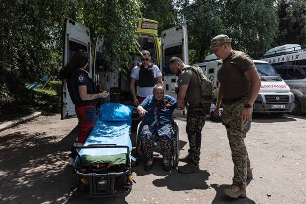 White Angels police unit evacuates civilians in Druzhkivka DRUZHKIVKA, UKRAINE - JUNE 28: Police officers from the White Angels unit evacuate an elderly woman during an emergency civilian evacuation operation in Druzhkivka, Ukraine on June 28, 2026. Diego Herrera Carcedo Anadolu Druzhkivka Ukraine. Editorial use only. Please get in touch for any other usage.  Copyright: x2026xAnadoluxDiegoxHerreraxCarcedox
