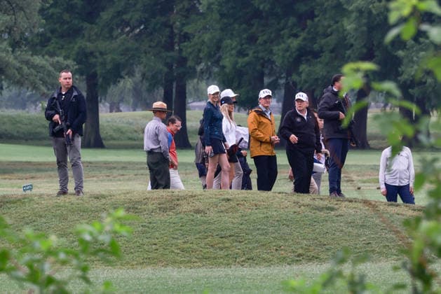 News Bilder des Tages Doug Burgum, US secretary of the interior, left, and US President Donald Trump, right, at East Potomac Golf Links public course in Washington, DC, on Sunday, June 28, 2026. Trump has taken a number of steps to reshape the nation s capital in his second term including terminating a contract to run a trio of public golf courses in the Nation s Capital.  WASP20260628105 TierneyxLxCross