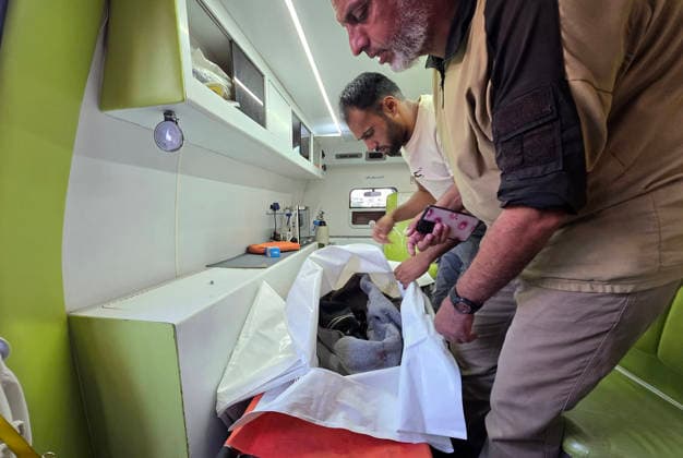Paramedics bring casualties to Nasser Medical Complex after Israeli airstrike Paramedics transport the body of a young Palestinian man and several wounded people to Nasser Medical Complex after an Israeli airstrike targeted a group of civilians near a tent used for charging mobile phones in the al-Mawasi area of Khan Younis, southern Gaza Strip, on June 28, 2026. Photo by Tariq Mohammad APA Images Khan Yunis Gaza Strip Palestinian Territory 280626_Khan_Yunis_TM_00(2) Copyright: xapaimagesxTariqxMohammad xapaimagesx