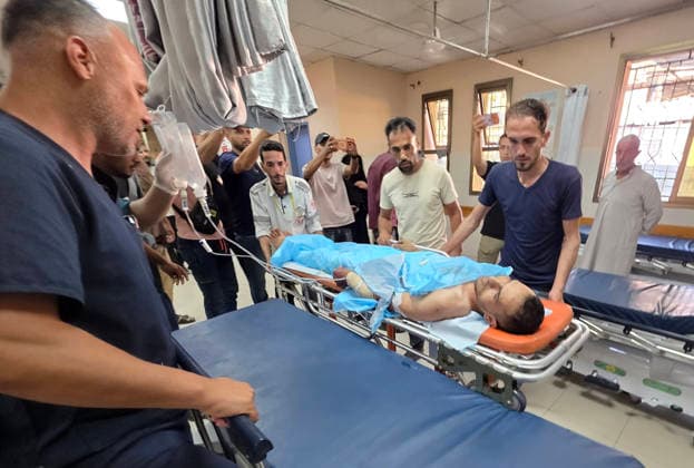 Paramedics bring casualties to Nasser Medical Complex after Israeli airstrike Paramedics transport the body of a young Palestinian man and several wounded people to Nasser Medical Complex after an Israeli airstrike targeted a group of civilians near a tent used for charging mobile phones in the al-Mawasi area of Khan Younis, southern Gaza Strip, on June 28, 2026. Photo by Tariq Mohammad APA Images Khan Yunis Gaza Strip Palestinian Territory 280626_Khan_Yunis_TM_00(13) Copyright: xapaimagesxTariqxMohammad xapaimagesx